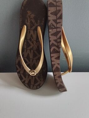 Michael Kors MK Logo Platform Flip Flops Brown Gold Wedge Sandals 9M 9MI40M